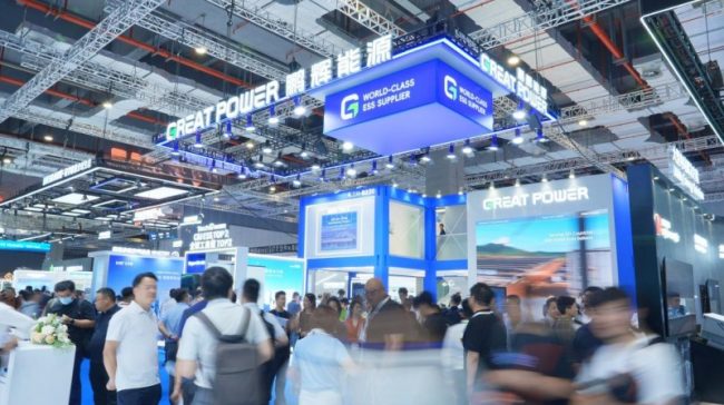 SNEC 2026直击：鹏辉能源三箭齐发，以588Ah储能大电芯、120Ah户储电芯及85Ah AIDC储能方案领航全场景时代